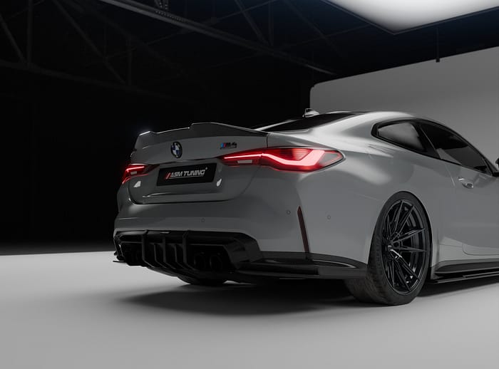 Difuzor spate din fibră de carbon instalat pe o mașină sport; optimizează fluxul de aer sub șasiu și crește forța de apăsare