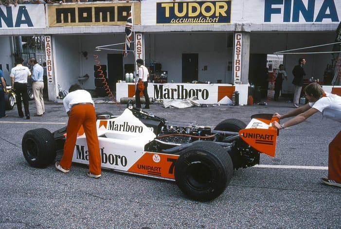 Monopost McLaren MP4/1 din 1981 cu șasiu complet din fibră de carbon – începutul erei moderne în Formula 1