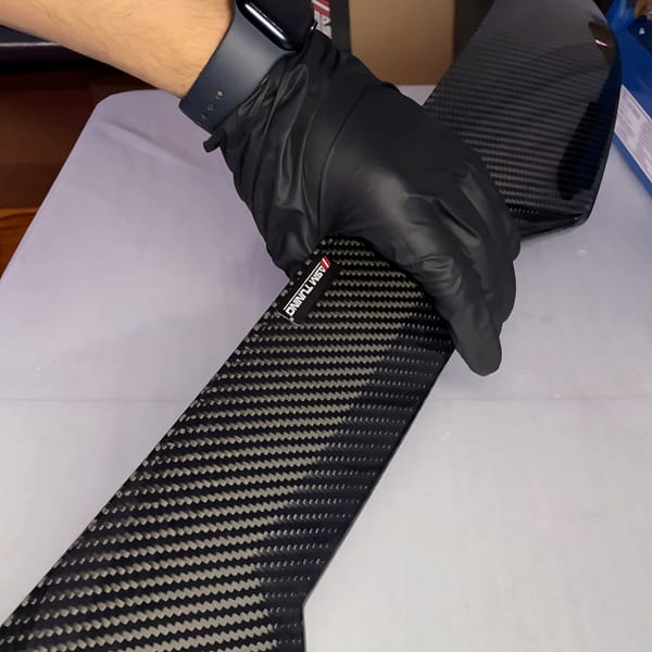 Detaliu fibră de carbon reală 3K pre-preg – material autentic folosit în tuning auto premium pentru greutate redusă și performanță – ASM Tuning România