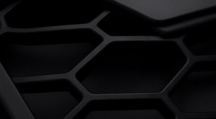 Detaliu plastic ABS utilizat in tuning auto - grila cu textura honeycomb material usor si ieftin folosit la piese aftermarket generice