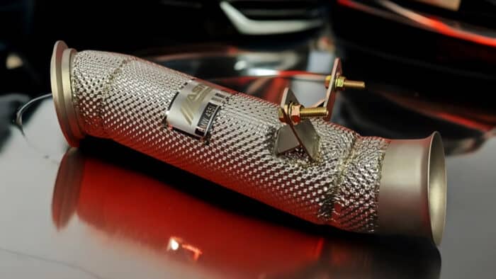 Ghid instalare downpipe cu catalizator sport – upgrade auto compatibil cu garanția, fără erori ECU