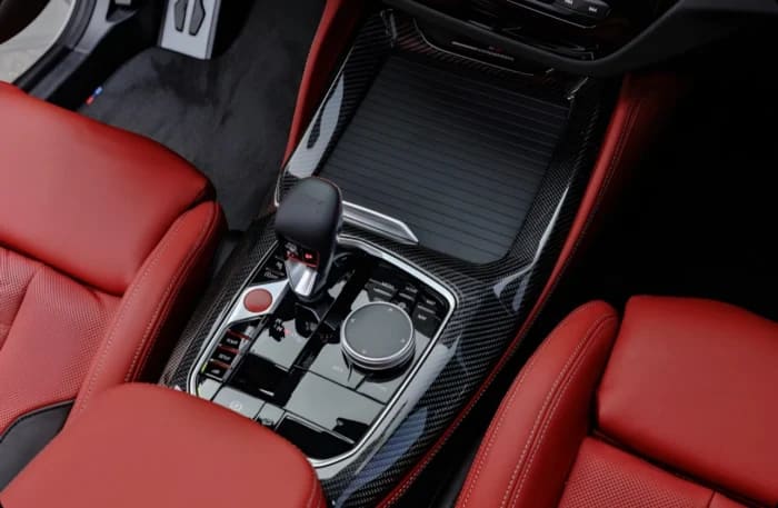 Accesorii interioare tuning – volan Alcantara, ornamente carbon și iluminare LED ambient, compatibile cu garanția auto