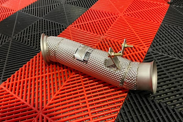 Schemă explicativă a unui downpipe montat după turbocompresor – flux de evacuare optimizat cu piesă ASM Tuning România